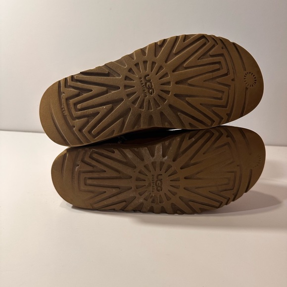 Ugg Classic Short II - Chestnut - Ladies US5 - Picture 3 of 5